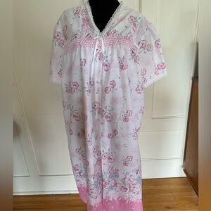 Carroll Reed Vintage Floral Pink and White nightie and light robe.